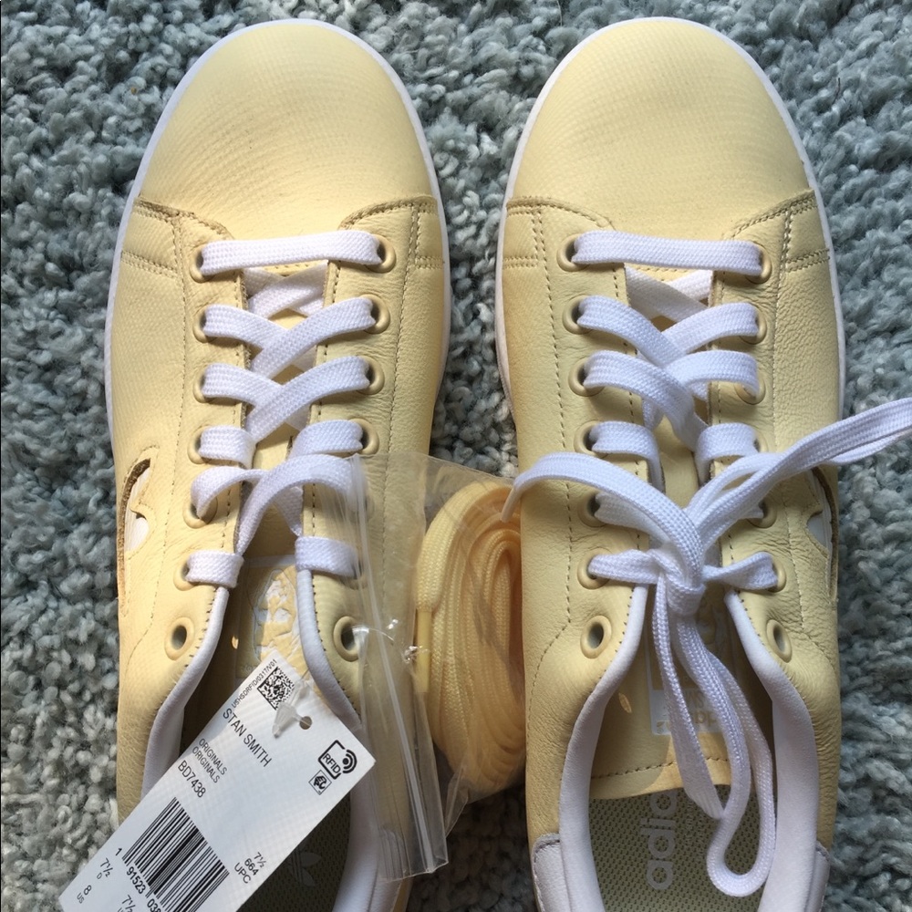 SALE Adida Stan Smith tennis shoes